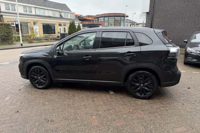 Suzuki S-Cross (2024) thumbnail 3