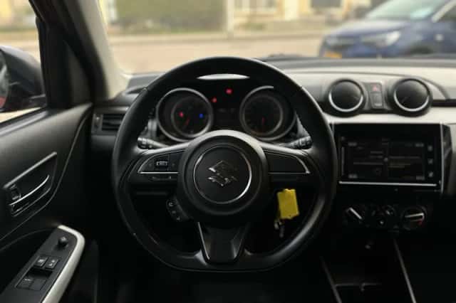 Suzuki Swift (2018) thumbnail 4