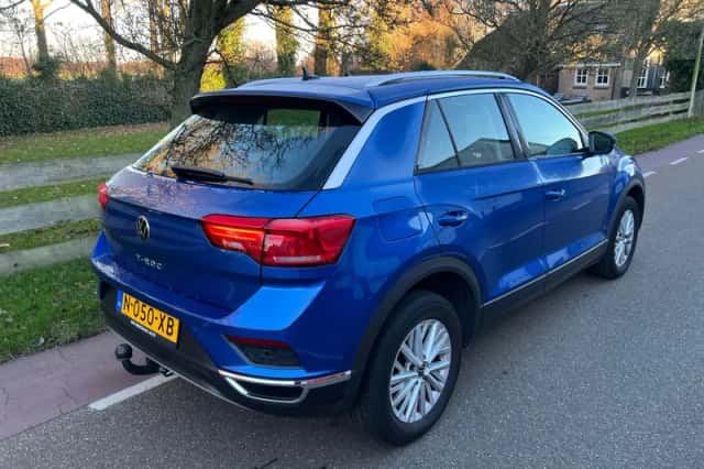 Volkswagen T-Roc (2022) thumbnail 3
