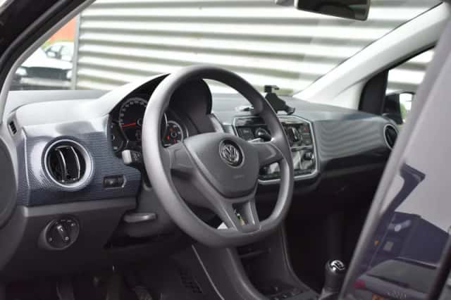 Volkswagen Up (2016) thumbnail 5