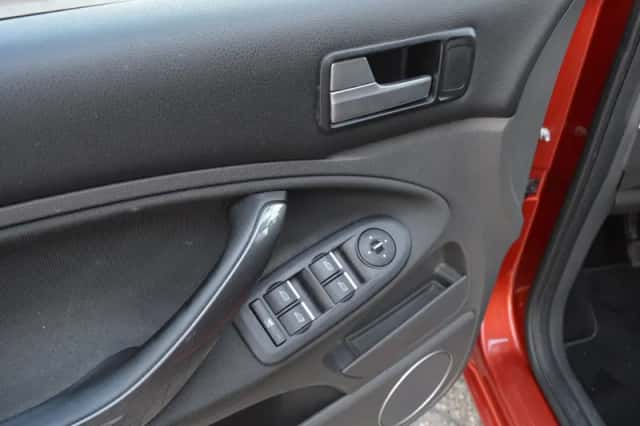 Ford C-Max (2010) thumbnail 2