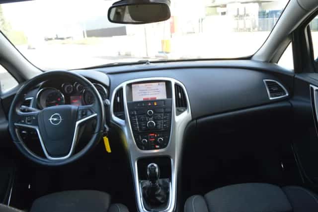 Opel Astra (2010) thumbnail 3