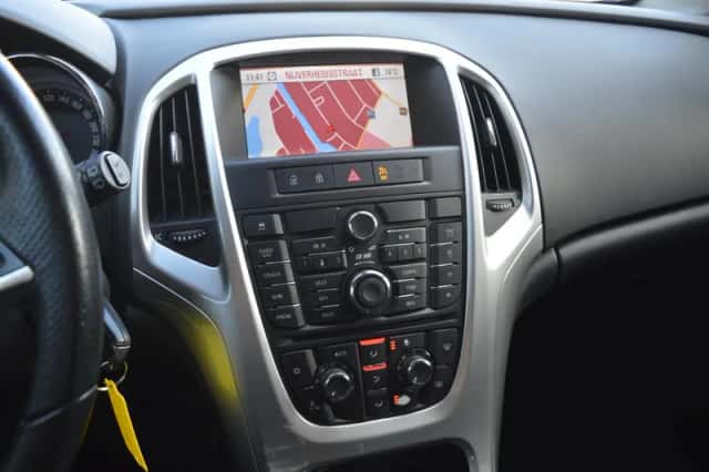 Opel Astra (2010) thumbnail 4