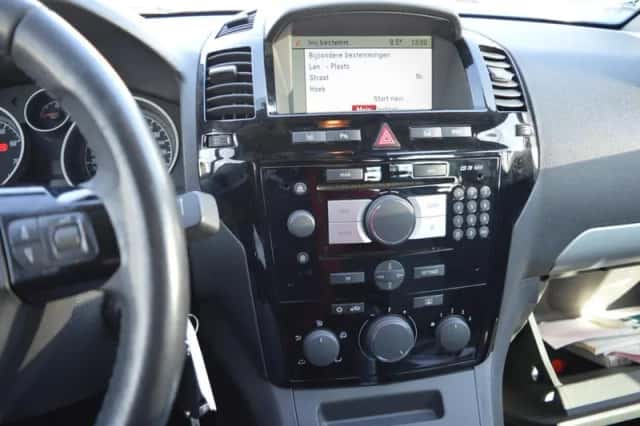 Opel Zafira (2011) thumbnail 4