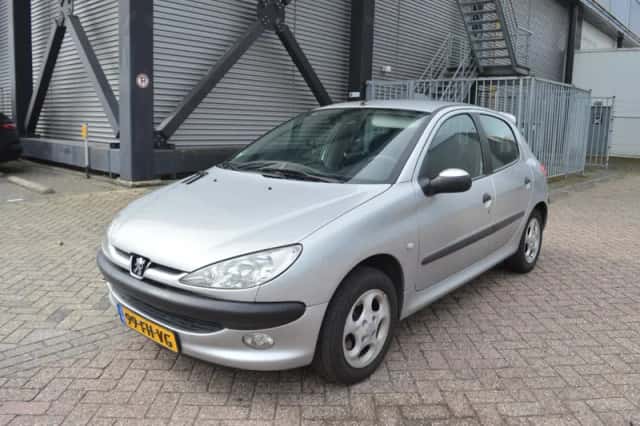 Peugeot 206 (2000) thumbnail 6