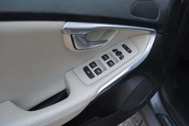 Volvo V40 (2014) thumbnail 2
