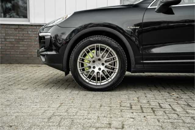 Porsche Cayenne (2015) thumbnail 4