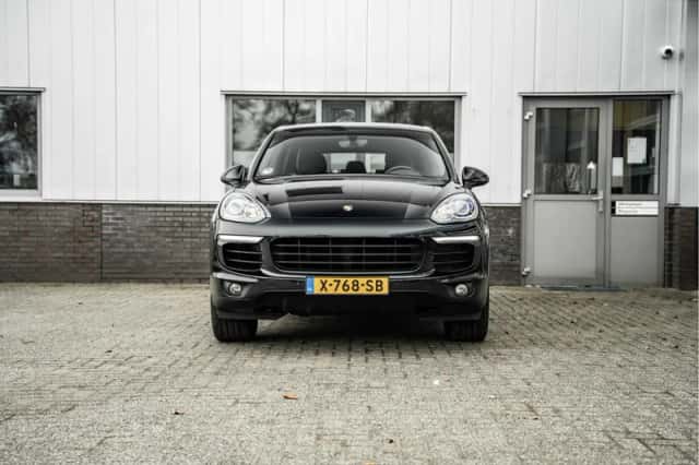 Porsche Cayenne (2015) thumbnail 6