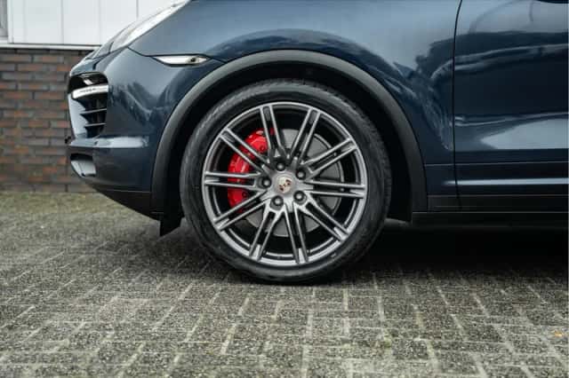 Porsche Cayenne (2010) thumbnail 4