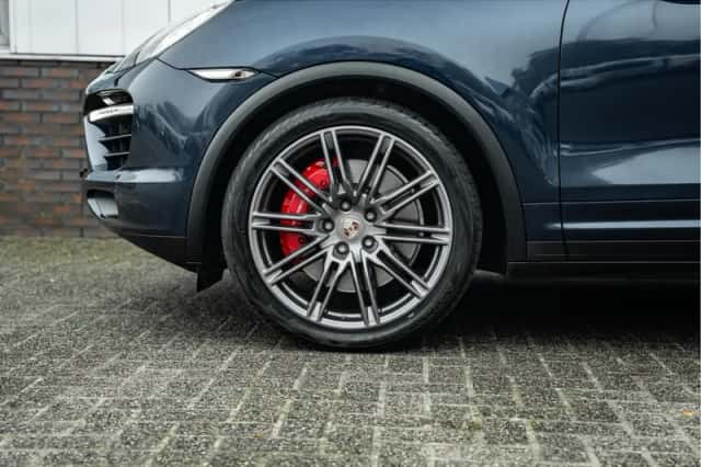 Porsche Cayenne (2010) thumbnail 4