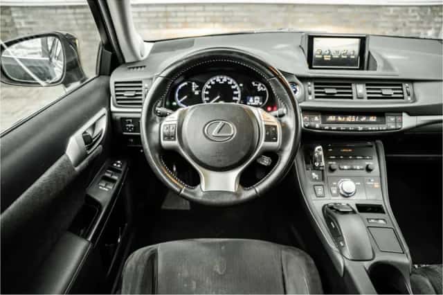 Lexus CT (2011) thumbnail 2