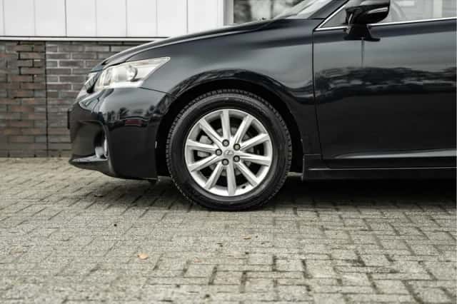 Lexus CT (2011) thumbnail 4