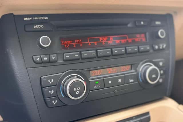BMW X1 (2011) thumbnail 3
