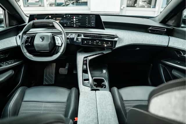 Peugeot e-3008 (2024) thumbnail 2