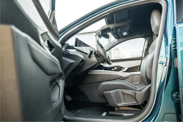 Peugeot e-3008 (2024) thumbnail 5