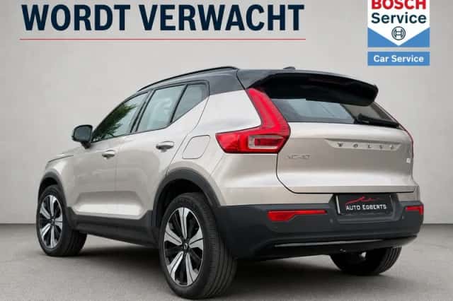 Volvo XC40 (2023) thumbnail 2