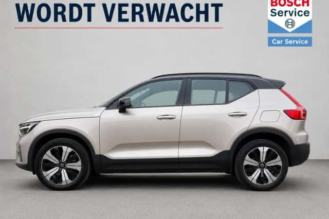 Volvo XC40 (2023) thumbnail 3