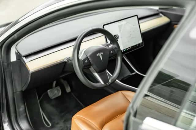 Tesla Model 3 (2020) thumbnail 2