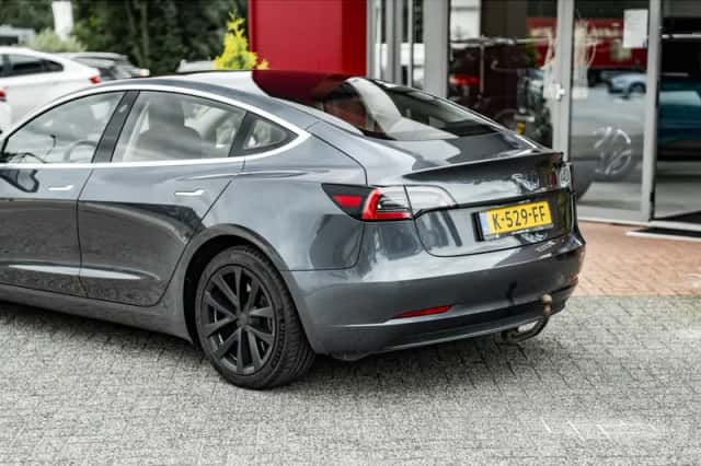 Tesla Model 3 (2020) thumbnail 3