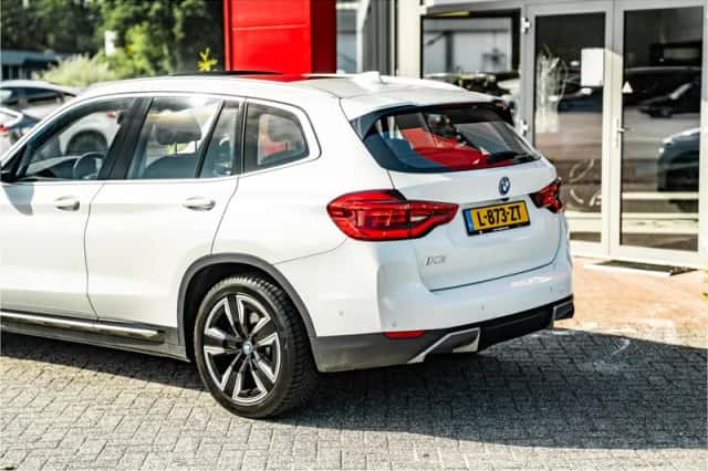 BMW iX3 (2021) thumbnail 3