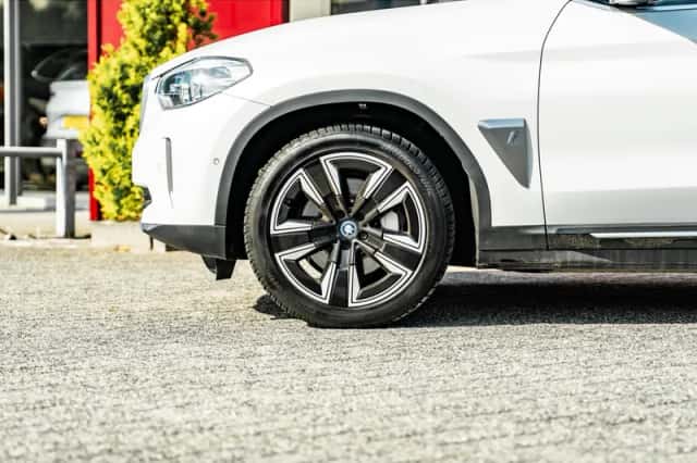BMW iX3 (2021) thumbnail 4