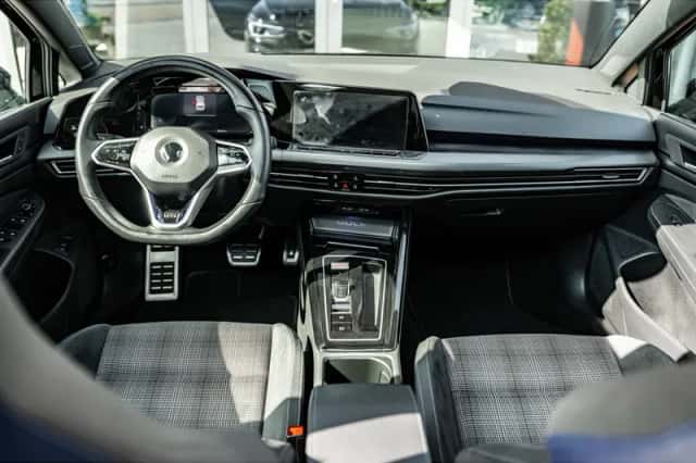 Volkswagen Golf (2022) thumbnail 2