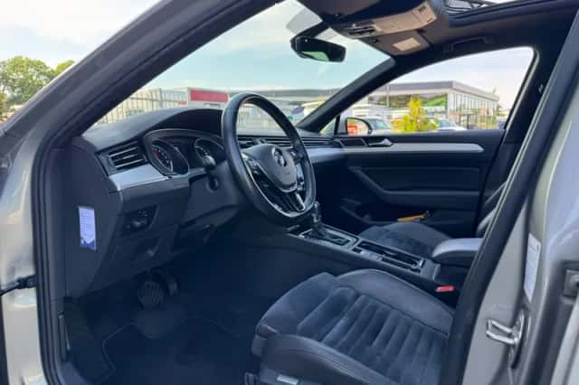 Volkswagen Passat (2015) thumbnail 2