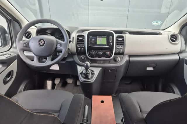 Renault Trafic (2016) thumbnail 2