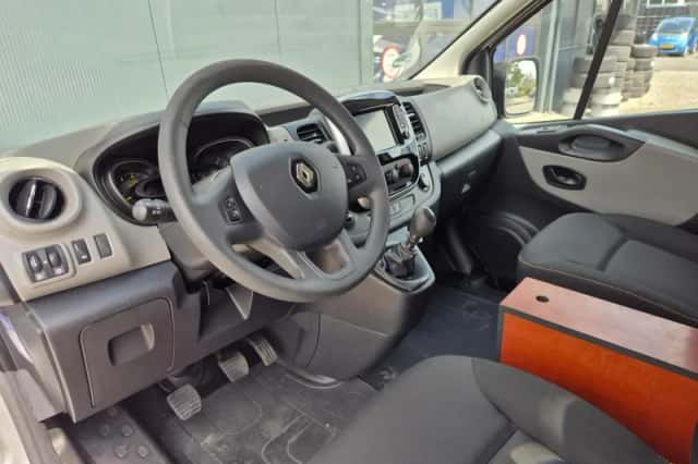 Renault Trafic (2016) thumbnail 4