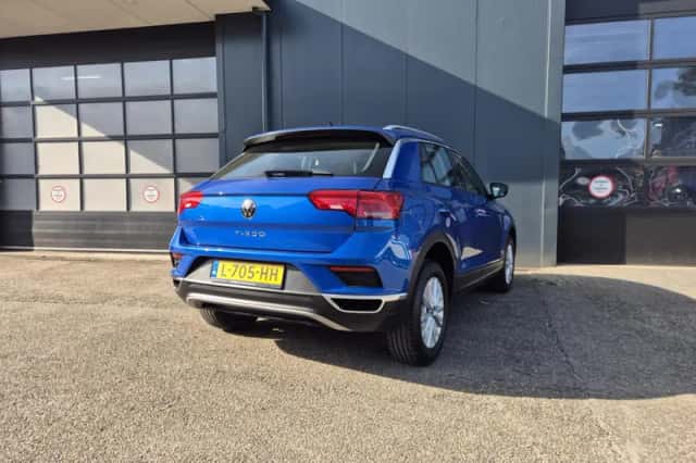 Volkswagen T-Roc (2021) thumbnail 3