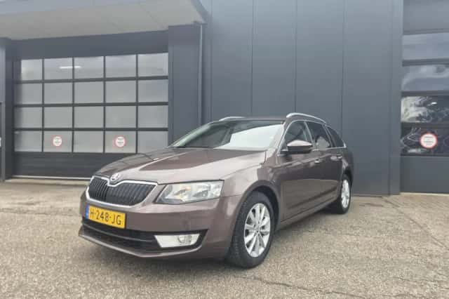 Škoda Octavia (2015) thumbnail 1