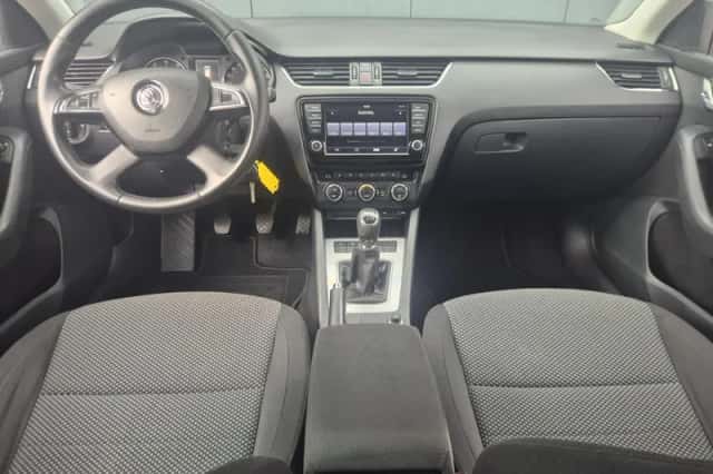 Škoda Octavia (2015) thumbnail 2