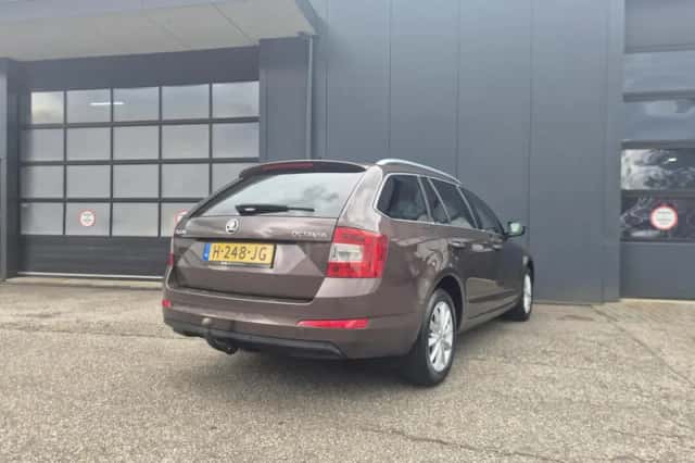 Škoda Octavia (2015) thumbnail 3