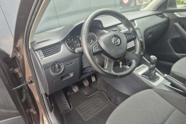 Škoda Octavia (2015) thumbnail 4