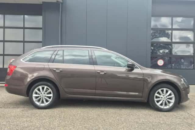 Škoda Octavia (2015) thumbnail 6