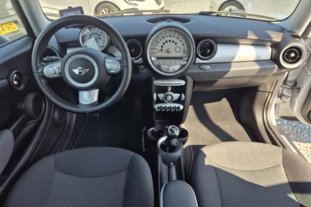 MINI Clubman (2010) thumbnail 2