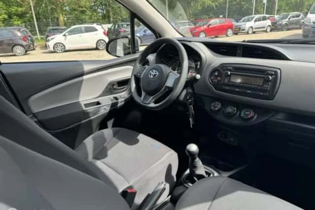 Toyota Yaris (2015) thumbnail 2