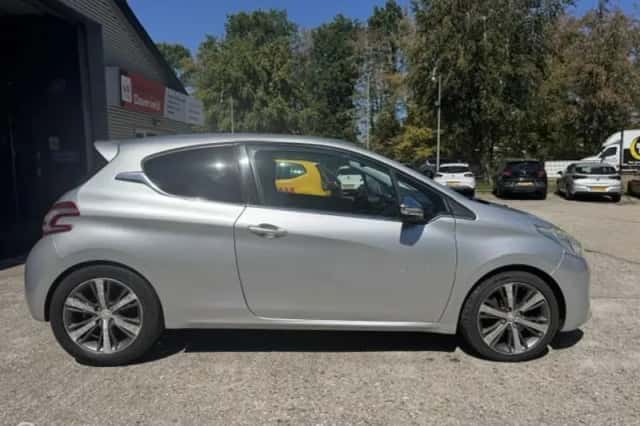 Peugeot 208 (2012) thumbnail 3