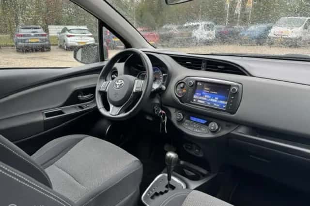 Toyota Yaris (2015) thumbnail 2