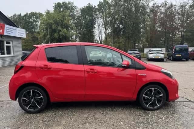Toyota Yaris (2015) thumbnail 3