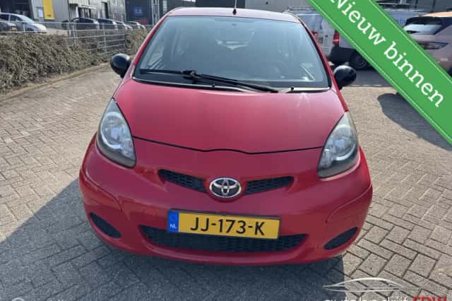 Toyota Aygo (2011) thumbnail 2
