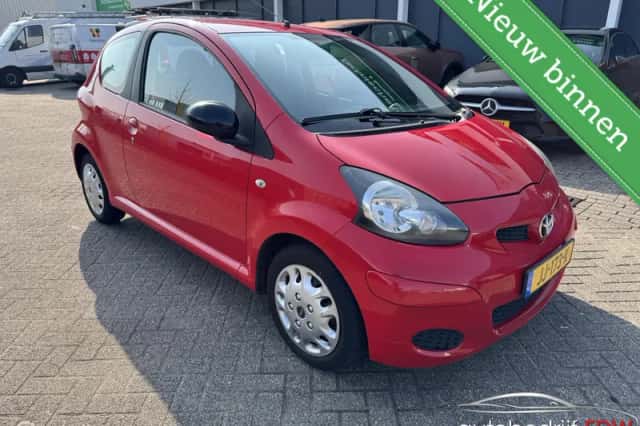 Toyota Aygo (2011) thumbnail 3