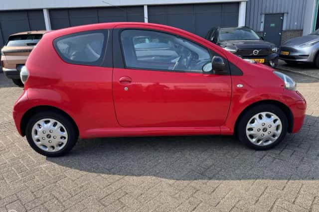 Toyota Aygo (2011) thumbnail 4