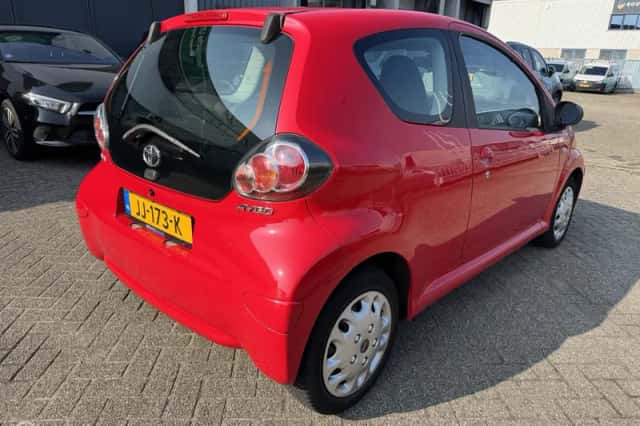 Toyota Aygo (2011) thumbnail 5