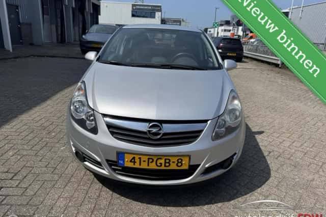 Opel Corsa (2011) thumbnail 2