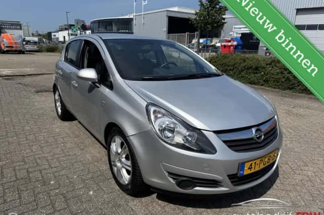Opel Corsa (2011) thumbnail 3