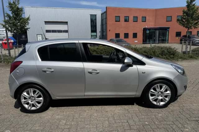 Opel Corsa (2011) thumbnail 4