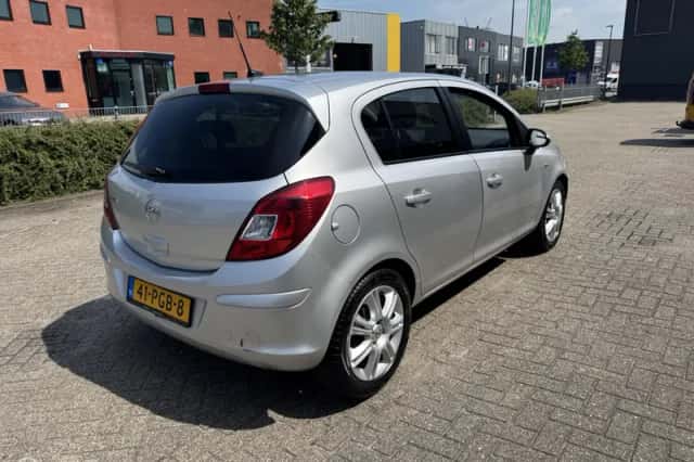 Opel Corsa (2011) thumbnail 5