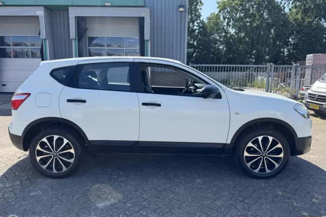 Nissan Qashqai (2012) thumbnail 4