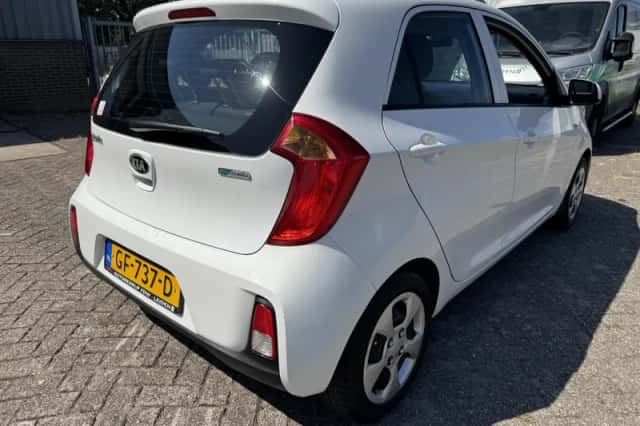 Kia Picanto (2015) thumbnail 5